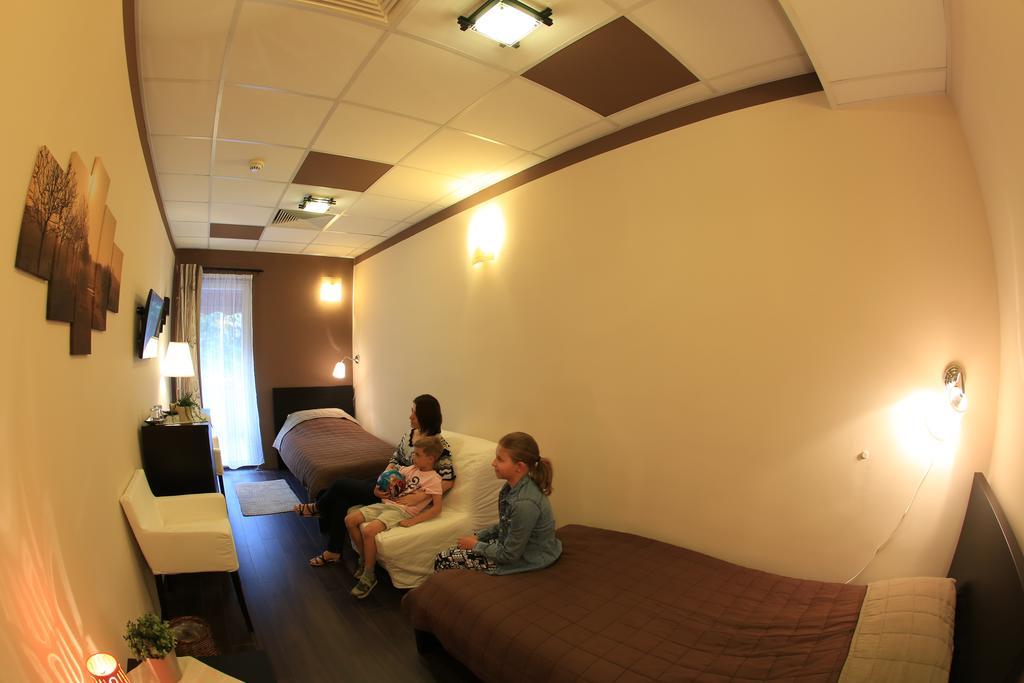 Napraforgo Wellness Haz Es Panzio Bed & Breakfast Pecs Exterior photo