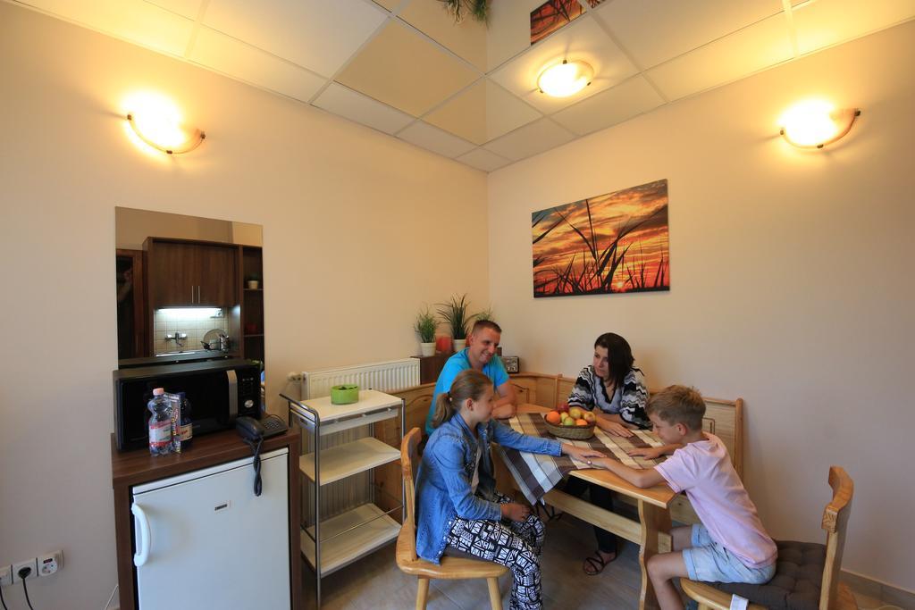 Napraforgo Wellness Haz Es Panzio Bed & Breakfast Pecs Exterior photo