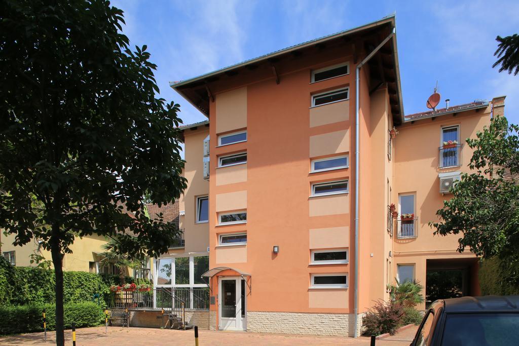 Napraforgo Wellness Haz Es Panzio Bed & Breakfast Pecs Exterior photo